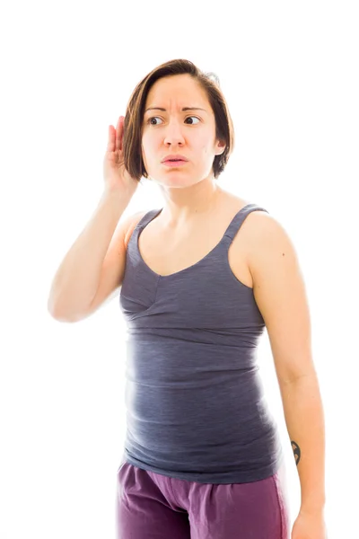 Mujer tratando de escuchar — Foto de Stock