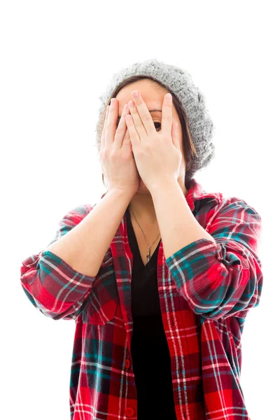 Frau blickt durch die Hände — Stockfoto