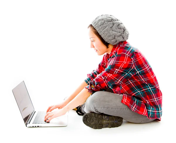 Frau sitzt mit Laptop — Stockfoto