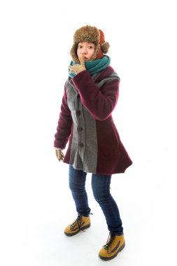 Dudaklarında parmak olan bir kadın.