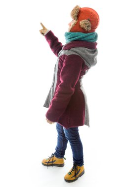 kadın bir şeyler gösteriyor