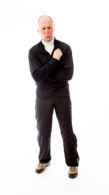 soğukta titreyerek adam