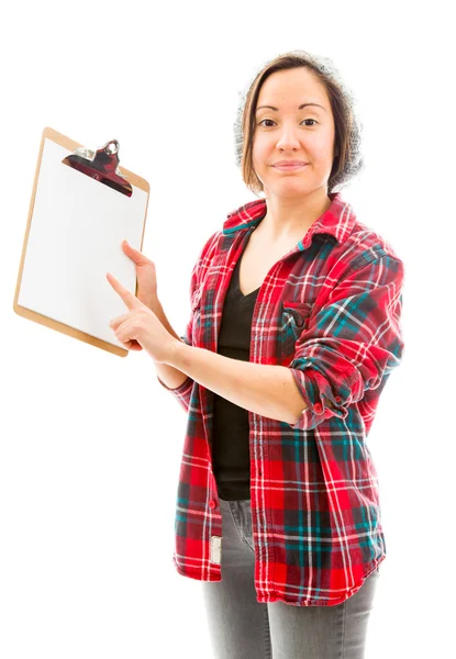 Frau zeigt Klemmbrett — Stockfoto