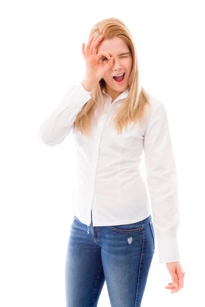 Vrouw op zoek door gat — Stockfoto