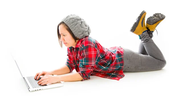 Vrouw werkt aan een laptop — Stockfoto