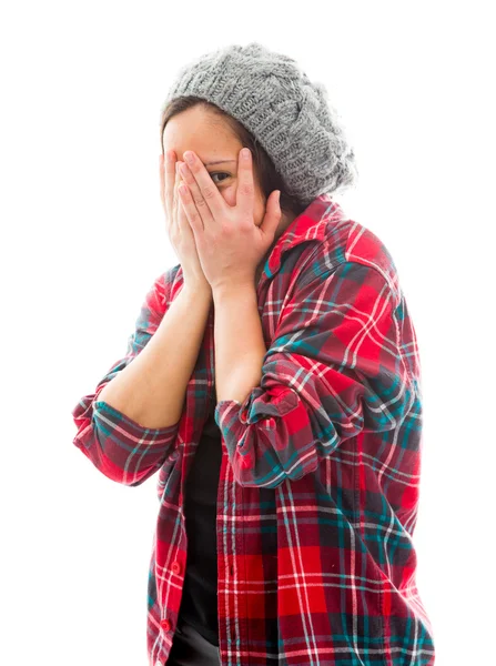 Vrouw gluren door handen — Stockfoto