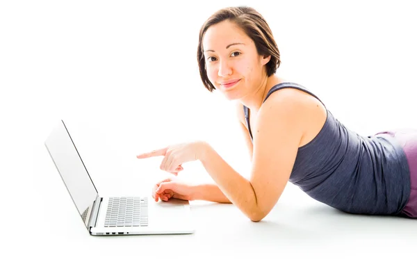 Frau liegt mit Laptop — Stockfoto