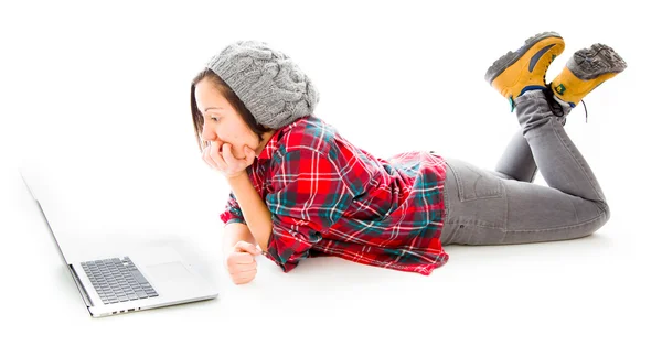 Frau arbeitet am Laptop — Stockfoto