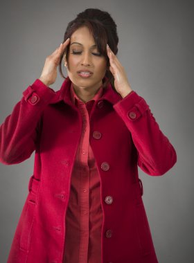 kadın kafasını dokunuyor