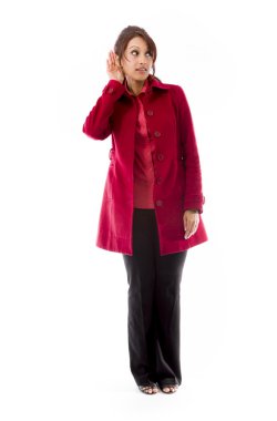 dinlemek çalışan kadın