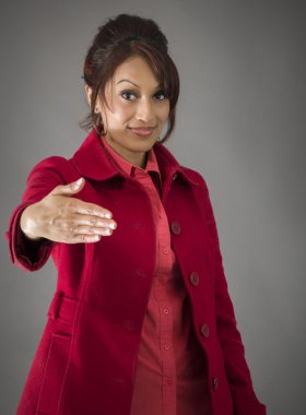 kadın el el sıkışması için sunan