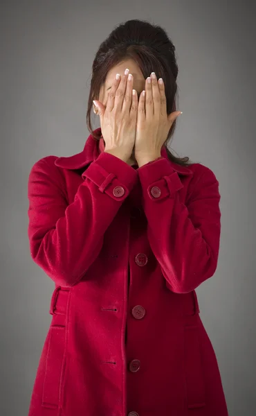 Vrouw die haar gezicht bedekt — Stockfoto