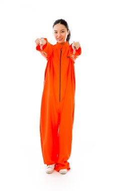 kamera doğru işaret eden kadın