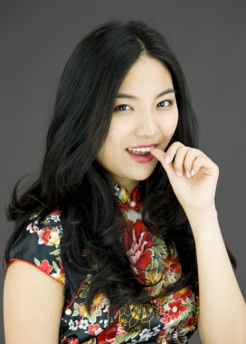 kadın parmağını ağzına