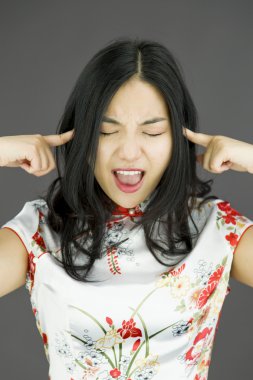 kadının ellerine kulaklar ile