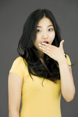 kadın şok ifadesi ile