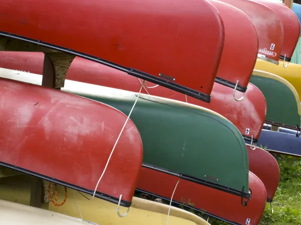 Färgglada kanoter — Stockfoto
