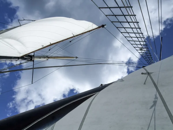Segelbåt med sky — Stockfoto