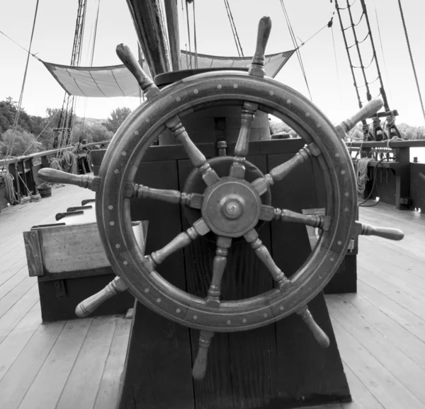 Rodret i en tall ship — Stockfoto