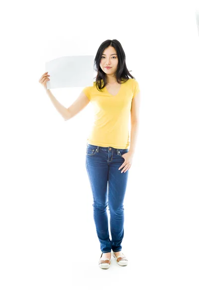 Femme tenant une pancarte blanche — Photo