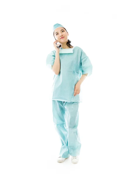 Хирург говорит по мобильному телефону — стоковое фото
