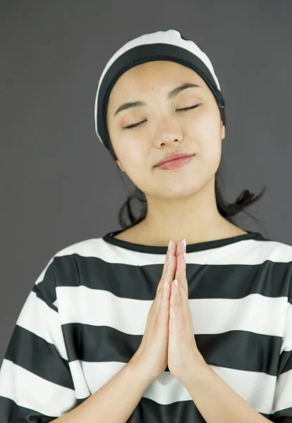 Femme en position de prière — Photo