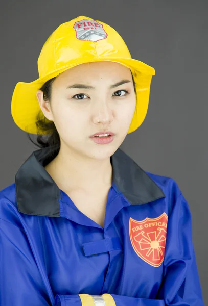 Usando capacete amarelo de bombeiro — Stockfoto