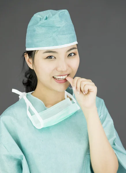 Cirurgião com o dedo na boca — Fotografia de Stock