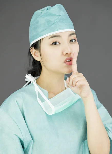ศัลยแพทย์ที่มีนิ้วบนริมฝีปาก — ภาพถ่ายสต็อก