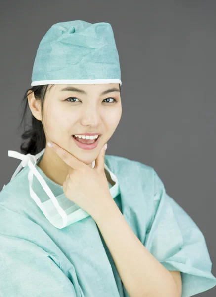 Chirurg met hand op kin — Stockfoto