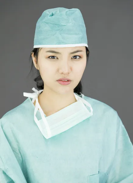 Chirurg sieht wütend aus — Stockfoto