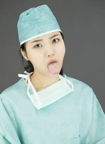 Cirujano sacando la lengua — Foto de Stock