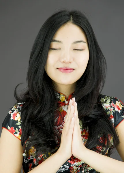Frau betet — Stockfoto