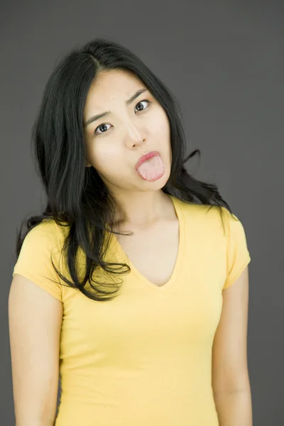 Mujer sacando la lengua — Foto de Stock