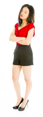 Kollarını kavuşturmuş üzgün bir kadın