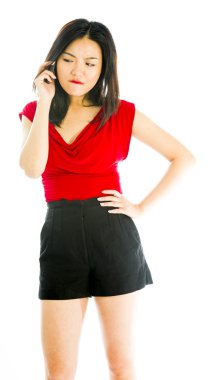 Kadın cep telefonuyla konuşuyor.