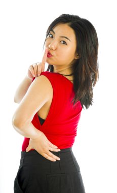 Dudaklarında parmak olan bir kadın.