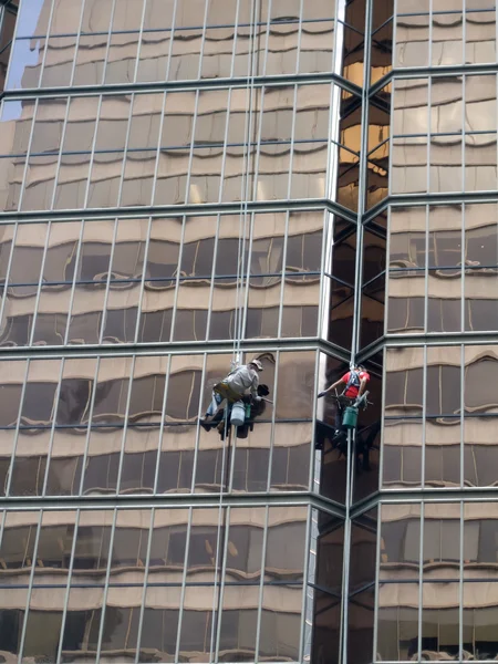 Window washers cleaning building — Stock Photo, Image