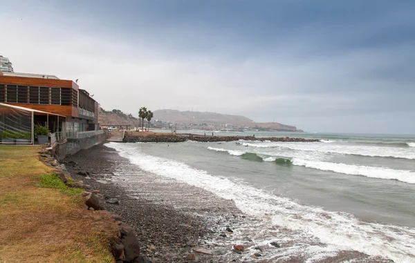 Onde che si infrangono sulla costa — Foto Stock