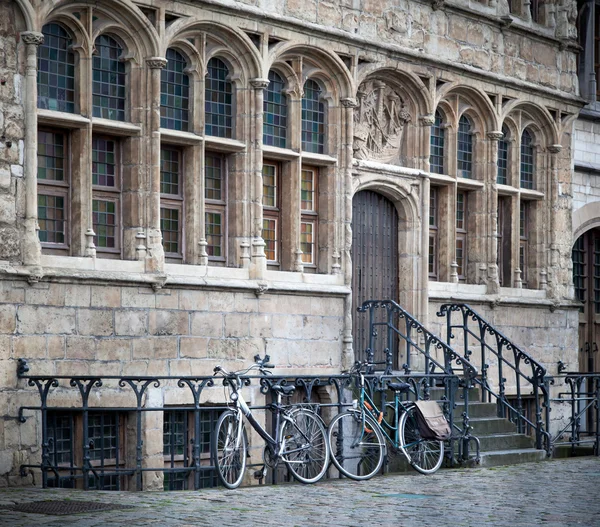 Cyklar parkerade nära house — Stockfoto