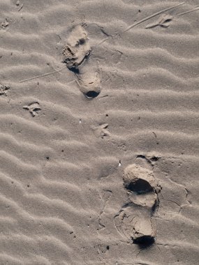 Kumsalda ayak izleri