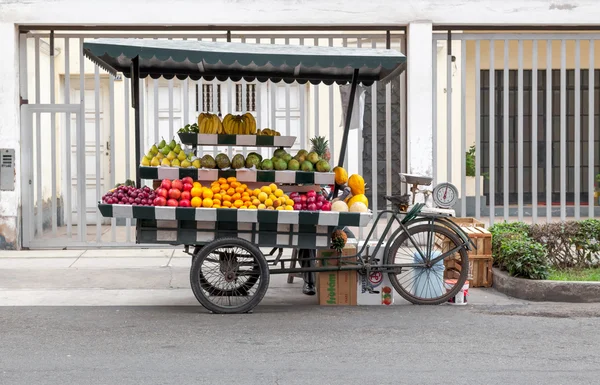 Frutas em banca de mercado — Fotografia de Stock