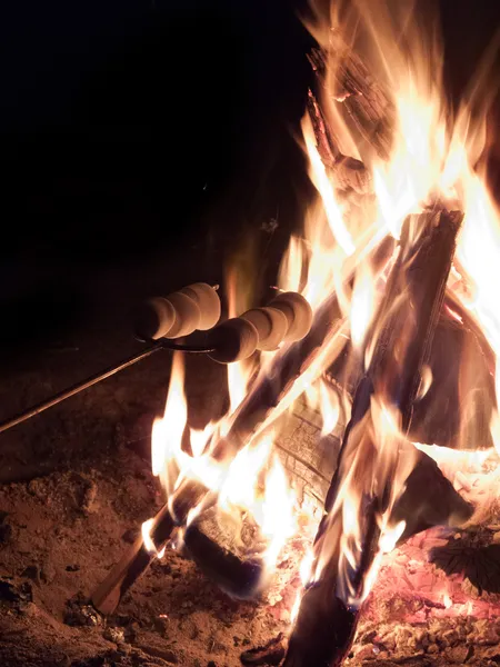 棉花糖在篝火旁 — 图库照片