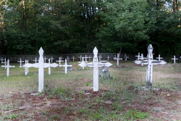 Tumbas en un cementerio — Foto de Stock