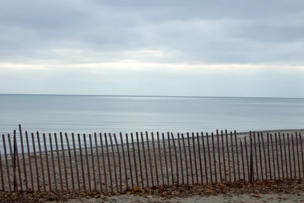 Забор для пикета на пляже — стоковое фото