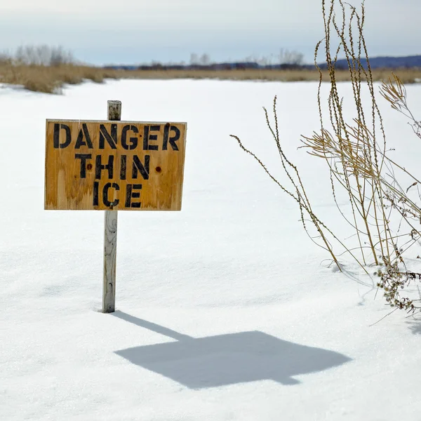 Sinal de advertência de "THIN ICE " — Fotografia de Stock