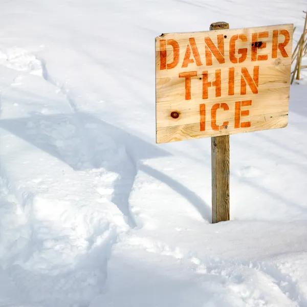 Предупреждающий знак "THIN ICE" " — стоковое фото