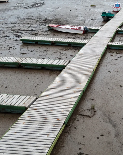 Boat at a pier — Stock Photo, Image