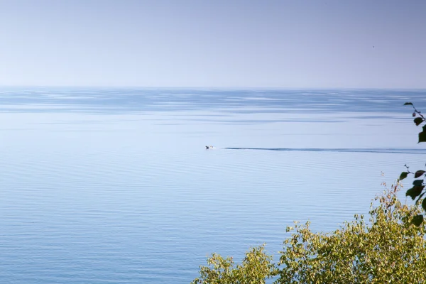 Vue en grand angle d'un bateau dans une baie — Photo