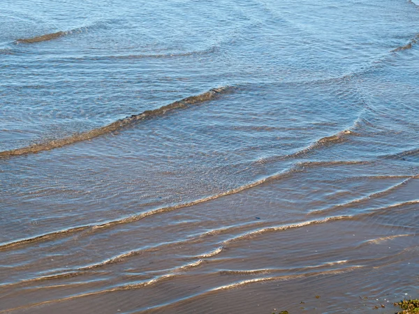 波が海岸に押し寄せ — ストック写真